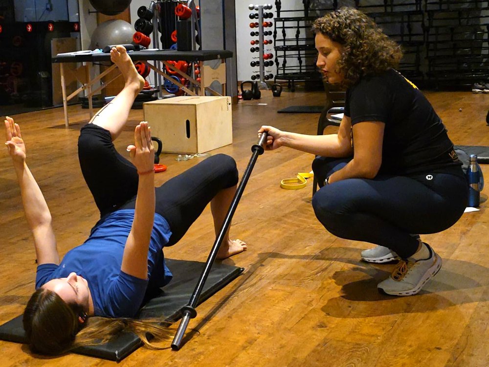 Valqu&iacute;ria Kemp conduzindo um exerc&iacute;cio de mobilidade com uma aluna